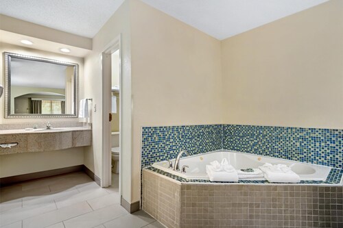 Best Western Inn & Suites - Monroe