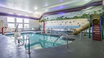 Indoor pool, sun loungers