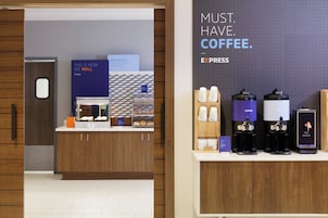 Una estación de café con varias máquinas de café y un letrero que dice 'MUST HAVE COFFEE'.