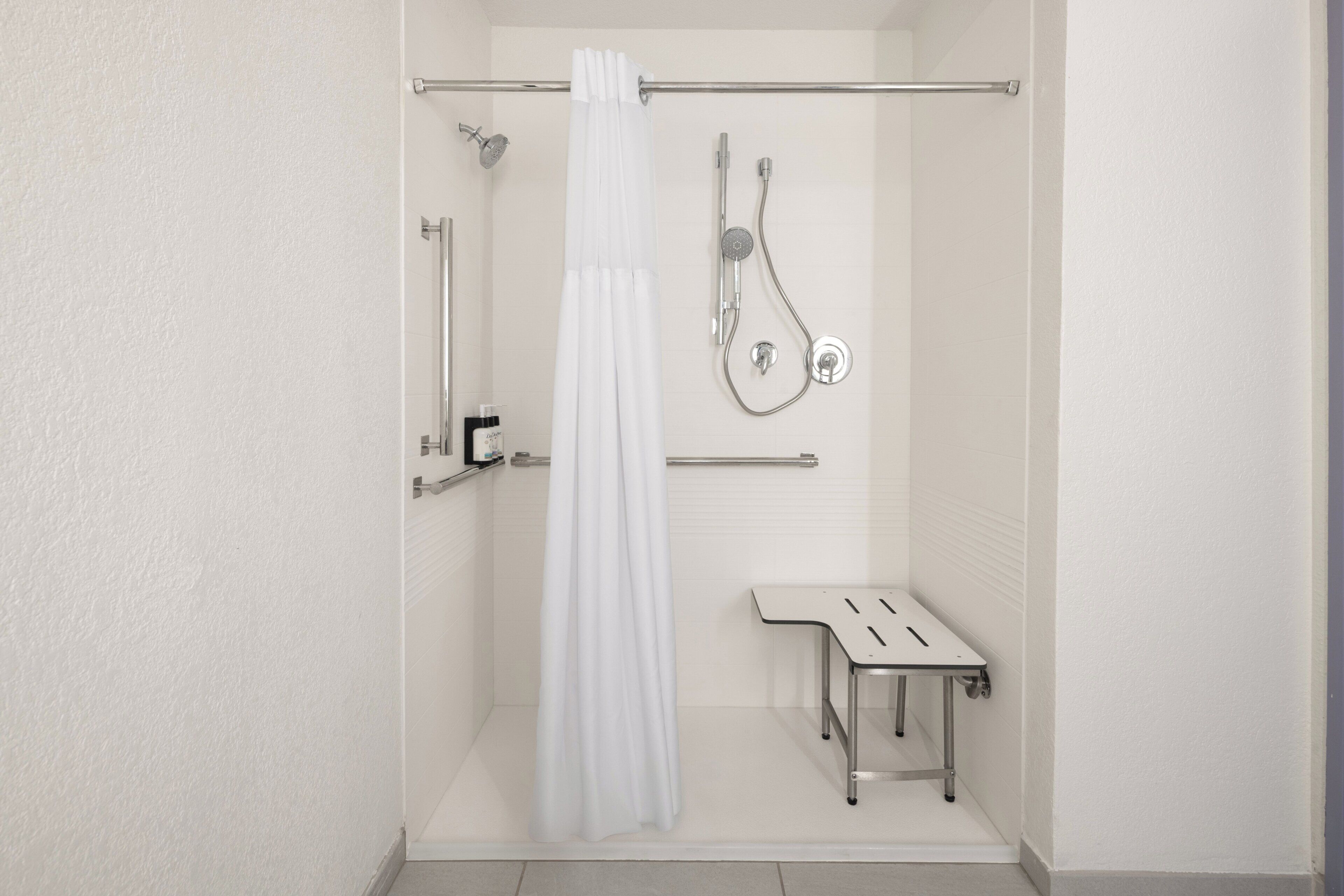 Room, 1 King Bed, Roll-in Shower, Non Smoking (Communications Mobility) | Desk, iron/ironing board, cribs (free), rollaway beds (surcharge)