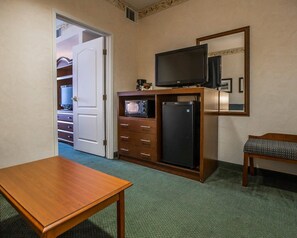 Suite, Multiple Beds, Non Smoking (2 Queen,Sofa Bed,Living Room)