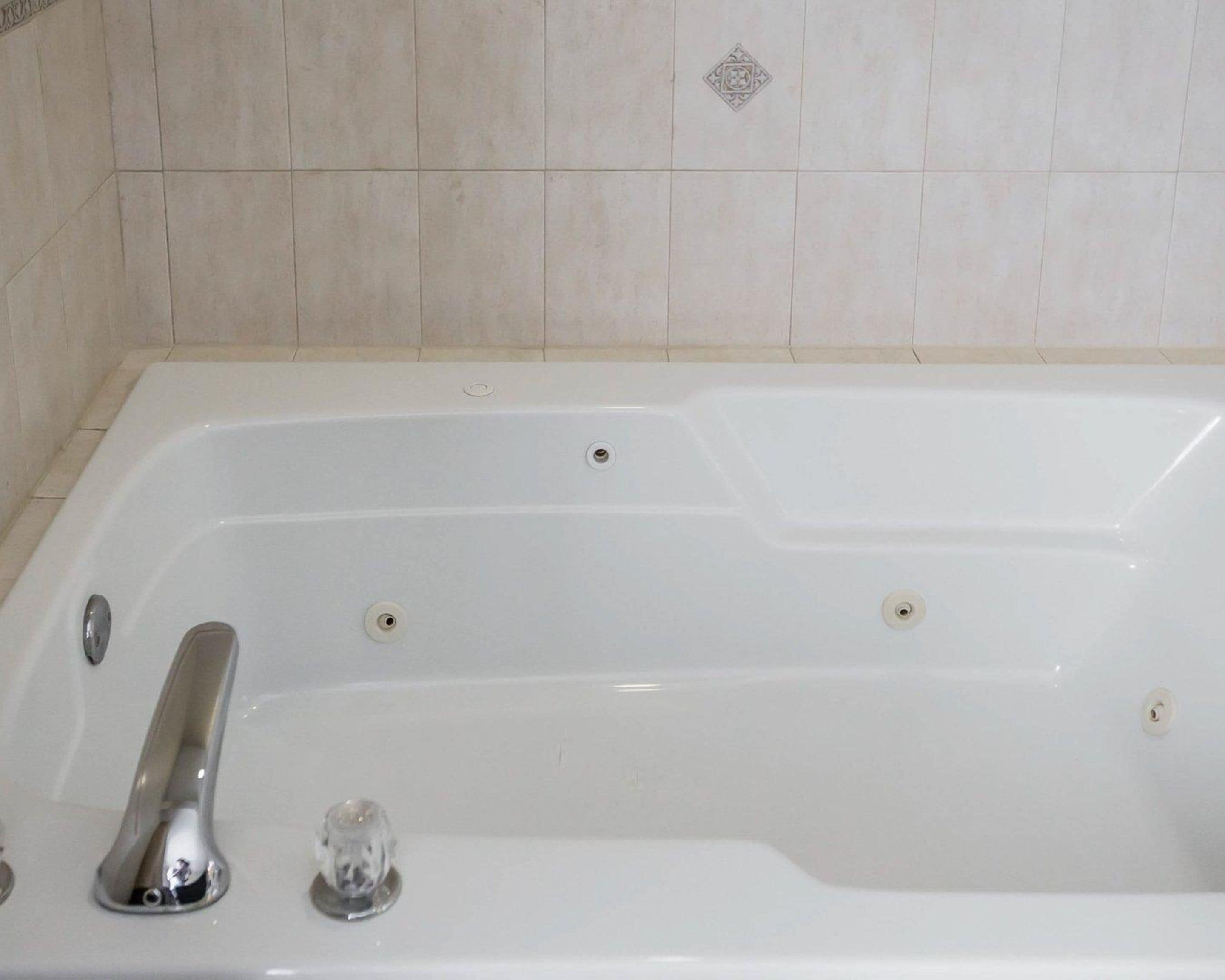 standard room, 1 king bed, non smoking | desk, iron/ironing board, free cots/infant beds, rollaway beds