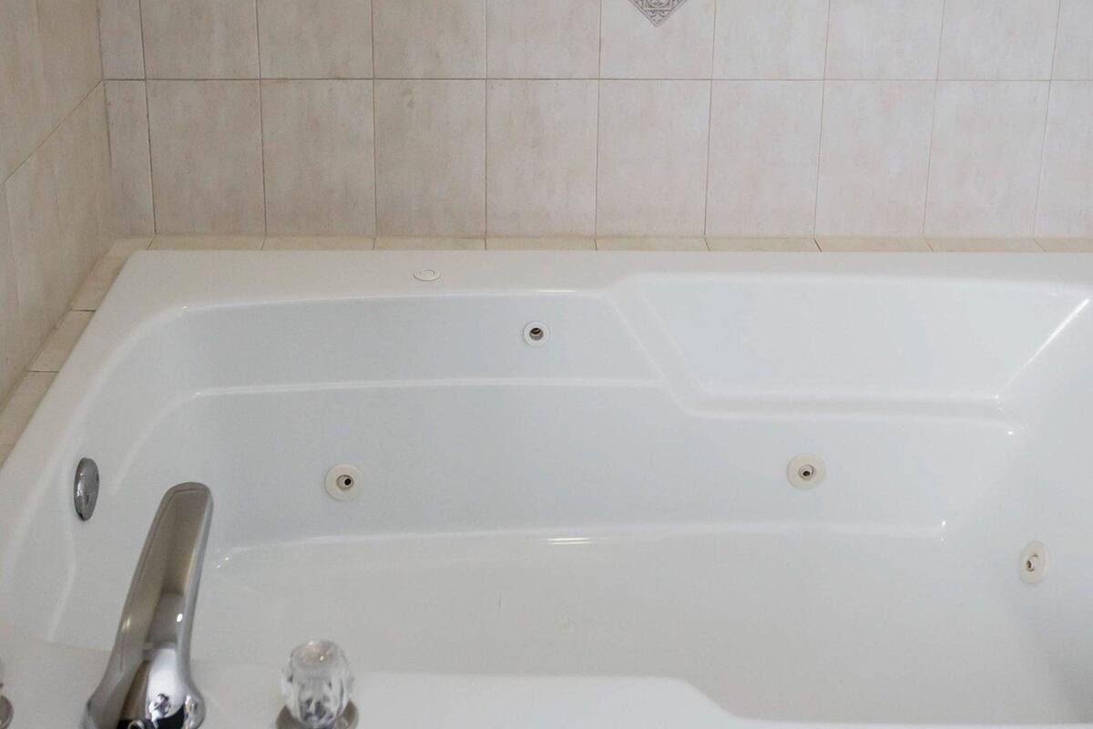 standard room, 1 king bed, non smoking | desk, iron/ironing board, free cots/infant beds, rollaway beds