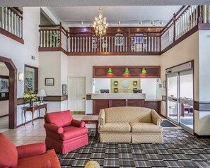 Lobby sitting area - Quality Inn & Suites Dixon near I-88 (Dixon)
