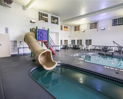 Una piscina techada, sillones reclinables de piscina