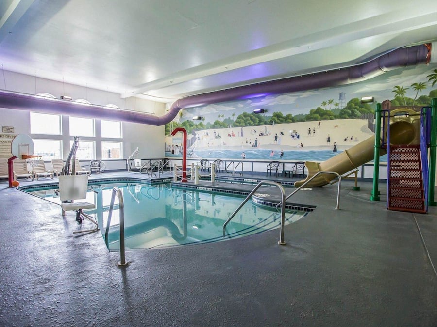 Sisäuima-allas, aurinkotuoleja