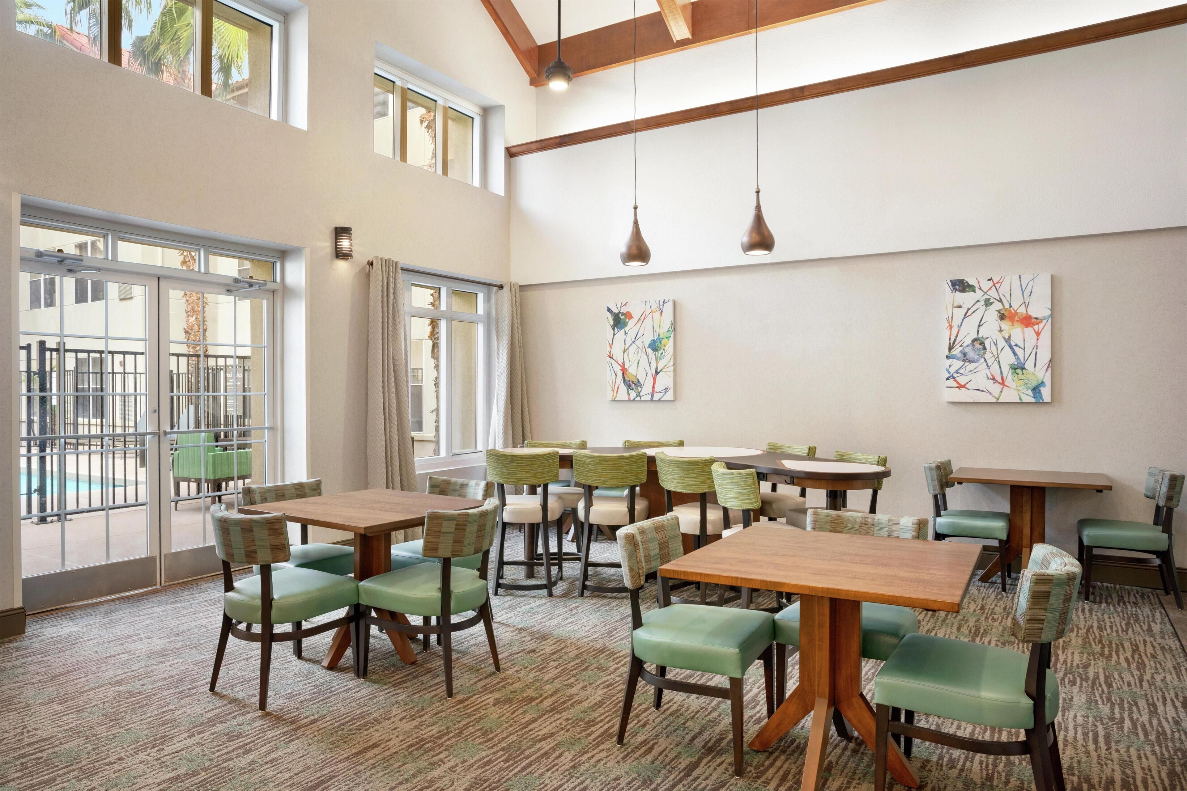 Café da manhã com buffet grátis todos os dias