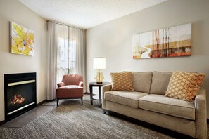 Suite, 2 Doppelbetten, Nichtraucher | Wohnbereich | 42-Zoll-Fernseher mit Kabelempfang