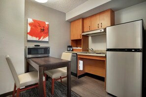 Refrigerador con freezer, microondas, placa de cocina, lavavajillas
