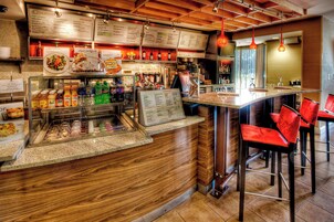 Se sirven desayunos y cocina americana