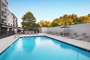 Una piscina al aire libre de temporada