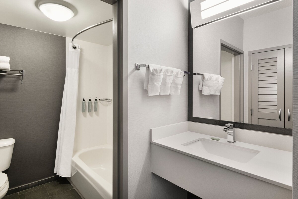 Room, 2 Queen Beds | Bathroom | Combined shower/bathtub, free toiletries, hair dryer, towels