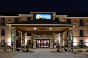 Bagian depan properti - sore/malam