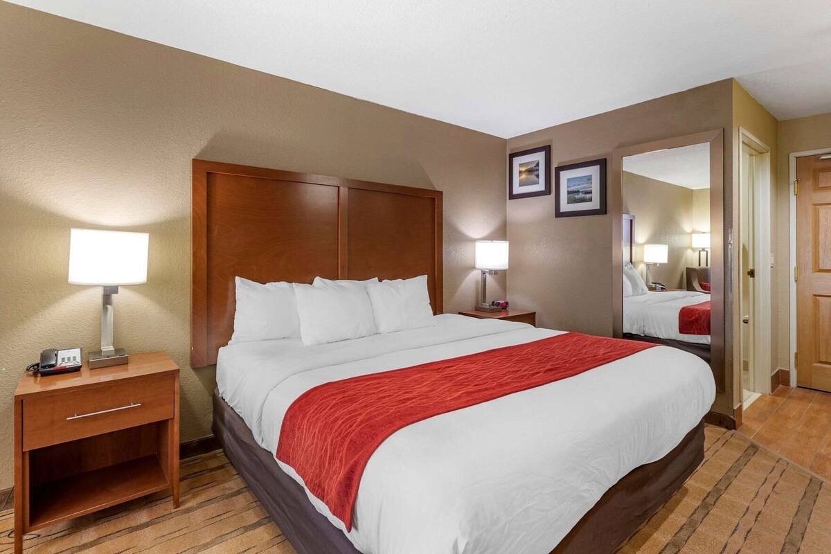 Sengetøy av topp kvalitet, senger med overmadrass og skrivebord