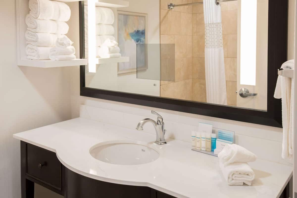 Bathroom | Combined shower/tub, designer toiletries, hair dryer, towels