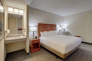 Zimmer, 1 King-Bett, barrierefrei (Roll in Shower) | Schreibtisch, Verdunkelungsvorhänge, Bügeleisen/Bügelbrett