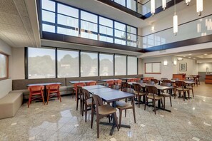 Free daily buffet breakfast - Drury Inn & Suites Charlotte University Place (Charlotte)