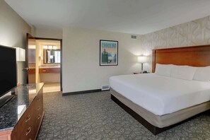 Desk, blackout drapes, iron/ironing board, free cribs/infant beds - Drury Inn & Suites Charlotte University Place (Charlotte)
