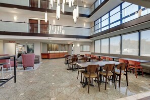 Free daily buffet breakfast - Drury Inn & Suites Charlotte University Place (Charlotte)