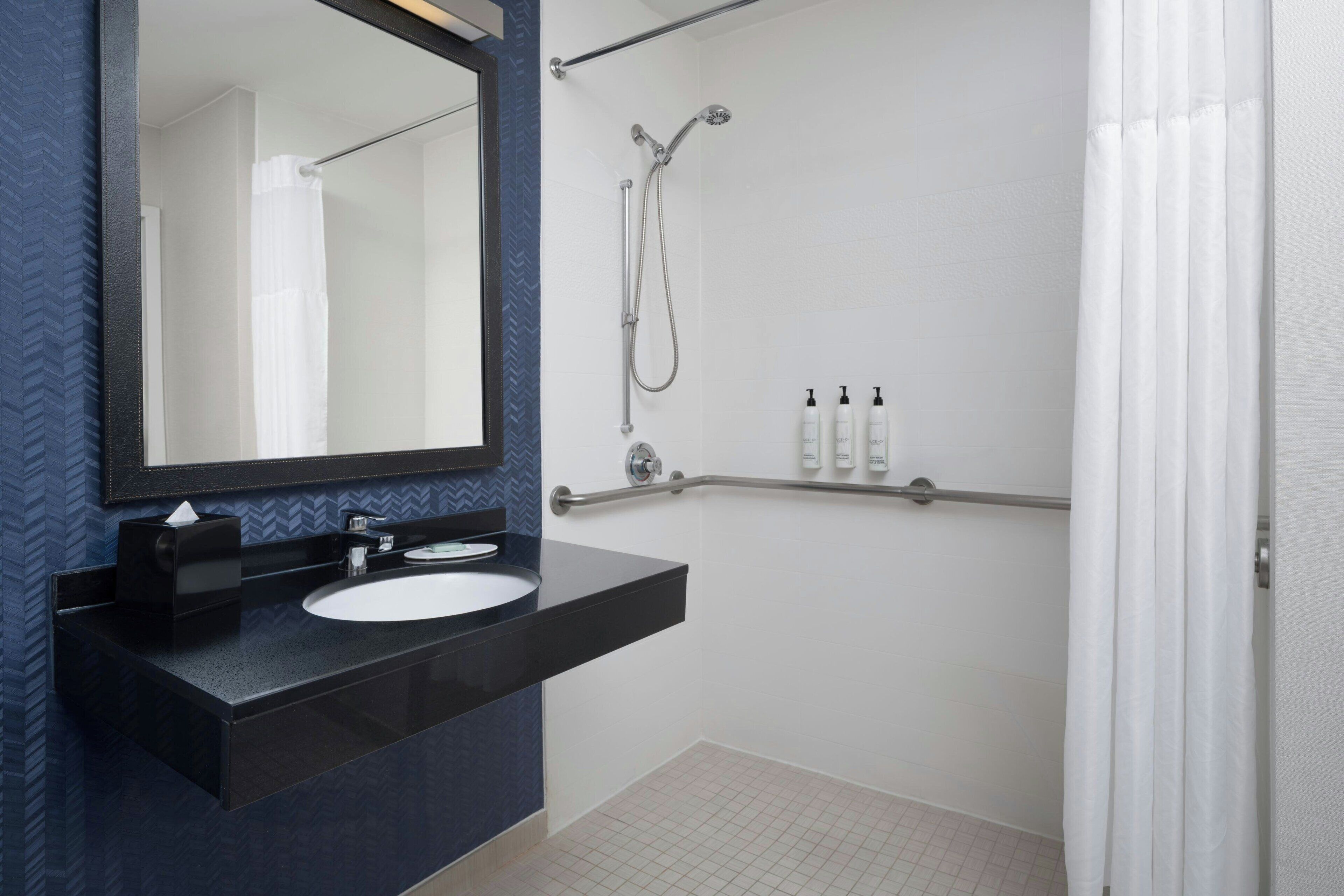 room, 1 king bed | bathroom | combined shower/bathtub, free toiletries, hair dryer, towels