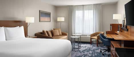 Caixa forta a l'habitació, escriptori i planxa i posts de planxar