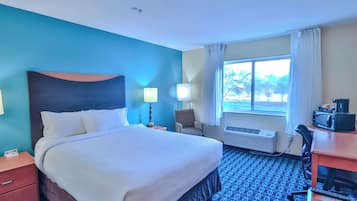 Biancheria da letto ipoallergenica, una scrivania, postazione laptop