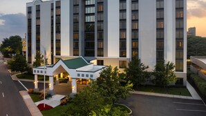 Un hotel moderno de varios pisos con un letrero llamativo que dice "HYATT PLACE".