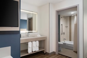 Habitación, 2 camas matrimoniales (Specialty with Sofa Bed) | Baño | Amenidades de baño de diseñador, secadora de cabello, toallas, jabón