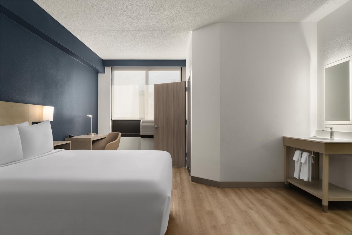 Room, 1 King Bed (Accessible, Bathtub)