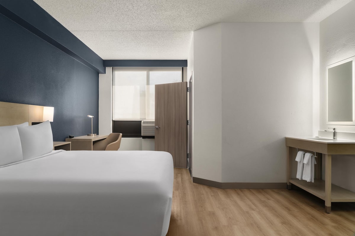 Kamar, 1 Tempat Tidur King (Accessible, Bathtub) | Seprai premium, selimut bulu angsa, brankas, dan meja kerja