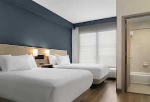 Hochwertige Bettwaren, Daunenbettdecken, Zimmersafe, Schreibtisch