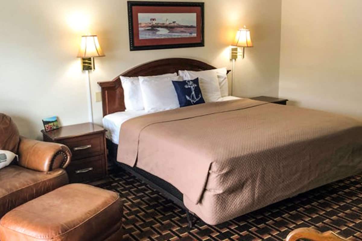 Room, 1 King Bed, Non Smoking, Refrigerator & Microwave (1 King Bed Junior Suite Non Smoking) | 1 bedroom, desk, laptop workspace, blackout drapes