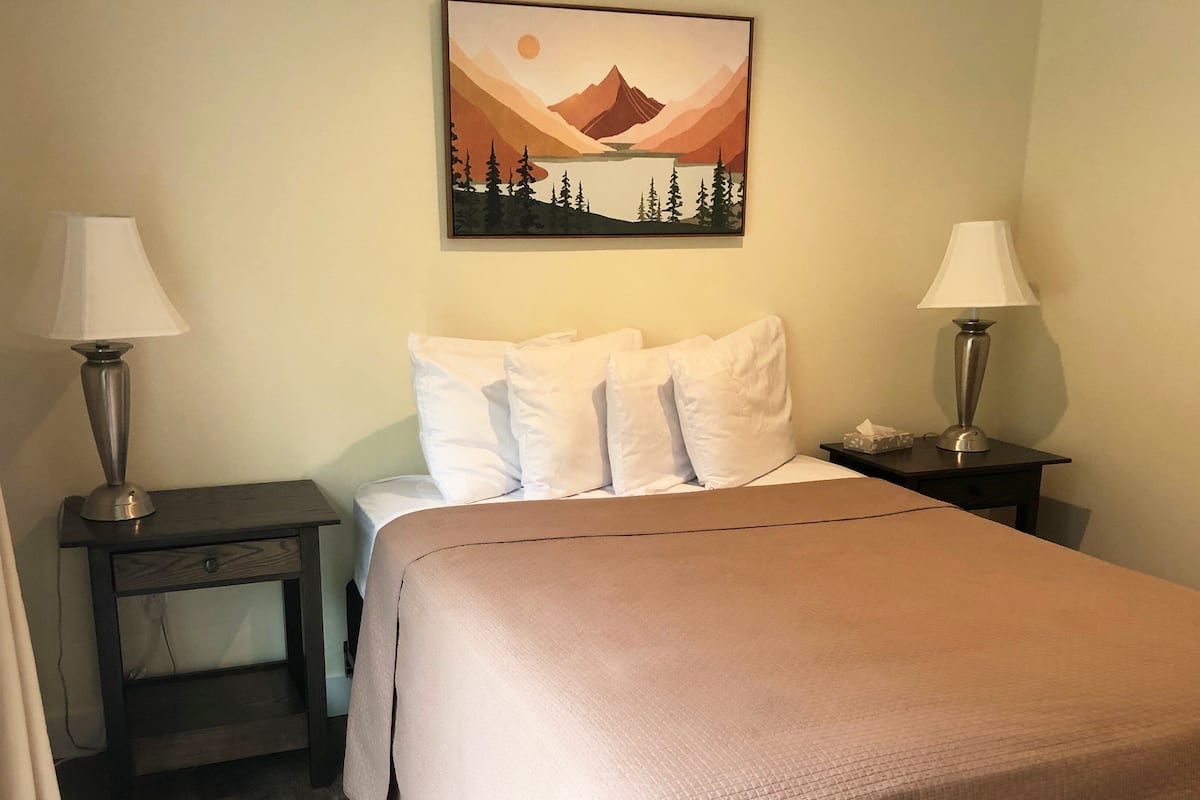 Room, 1 Queen Bed, Non Smoking | 1 bedroom, desk, laptop workspace, blackout drapes