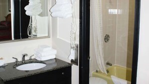 Combined shower/bathtub, free toiletries, hair dryer, towels