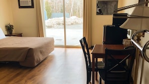 Quarto, 1 cama King, acessível, geladeira e micro-ondas (1 King Bed Accessible Non Smoking) | Escrivaninha, espaço de trabalho para notebook, cortinas blackout