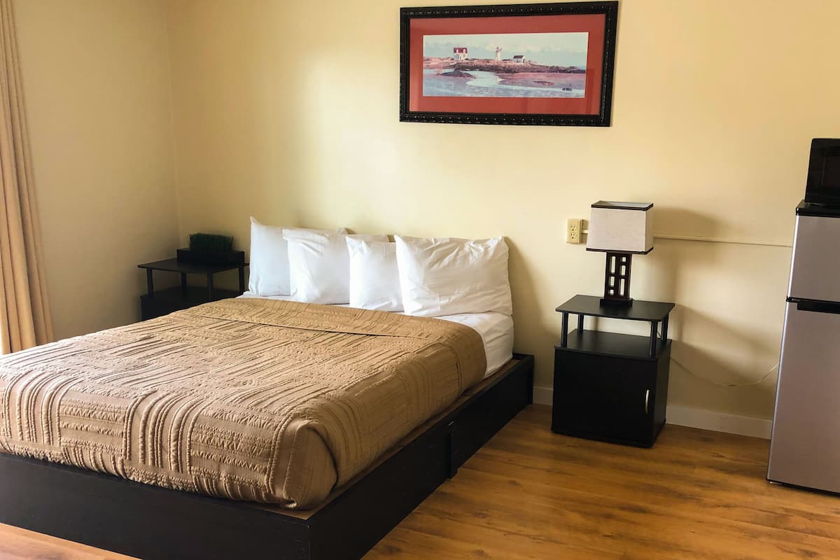 Room, 1 Queen Bed, Accessible, Refrigerator & Microwave (1 Queen Bed Accessible Non Smoking) | 1 bedroom, desk, laptop workspace, blackout drapes