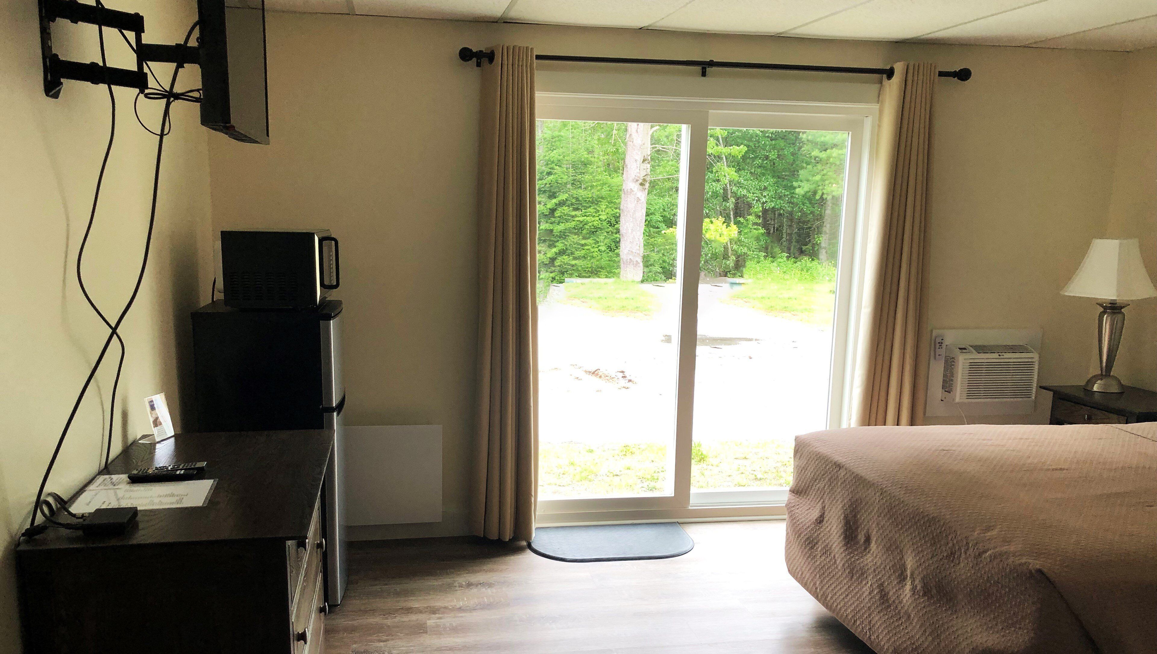 Room, 1 Queen Bed, Non Smoking | Desk, laptop workspace, blackout drapes, iron/ironing board