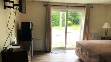 Room, 1 Queen Bed, Non Smoking | Desk, laptop workspace, blackout drapes, iron/ironing board