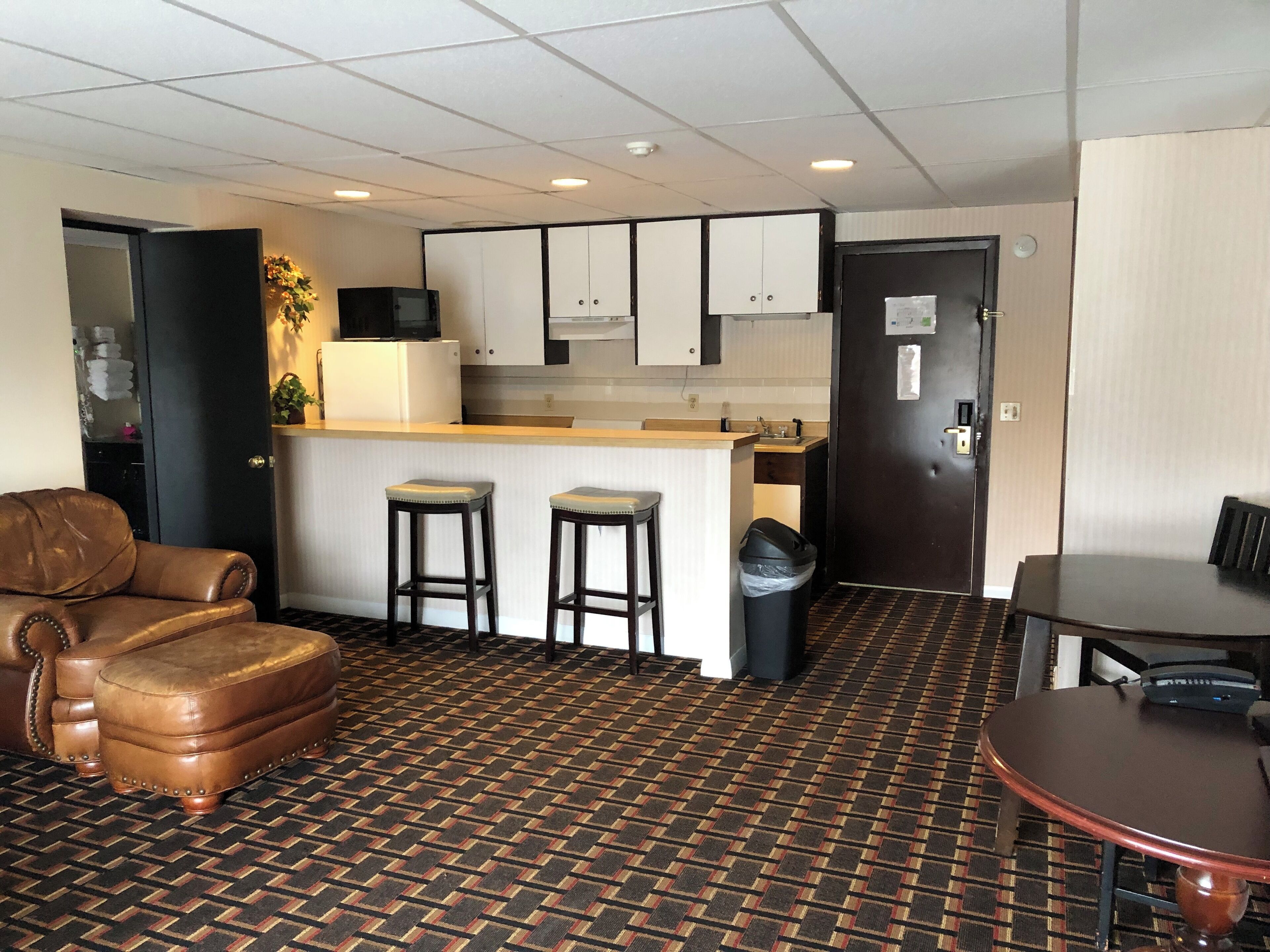 Habitación, varias camas, cocineta (3 Queen Bed Family Suite Non Smoking) | Escritorio, espacio para trabajar con laptop y cortinas blackout 