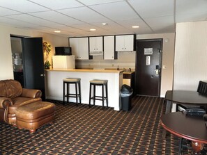 Room, Multiple Beds, Kitchenette (3 Queen Bed Family Suite Non Smoking)