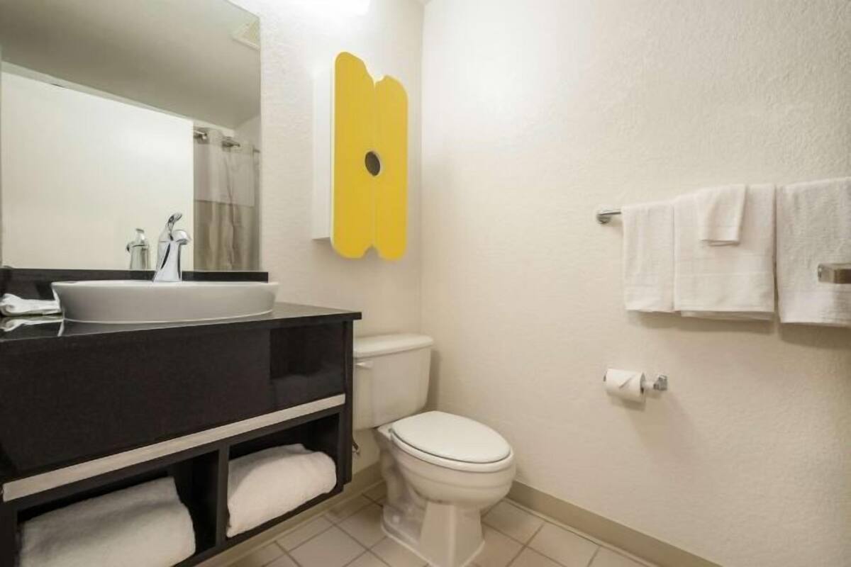 Combined shower/bathtub, towels, soap, shampoo
