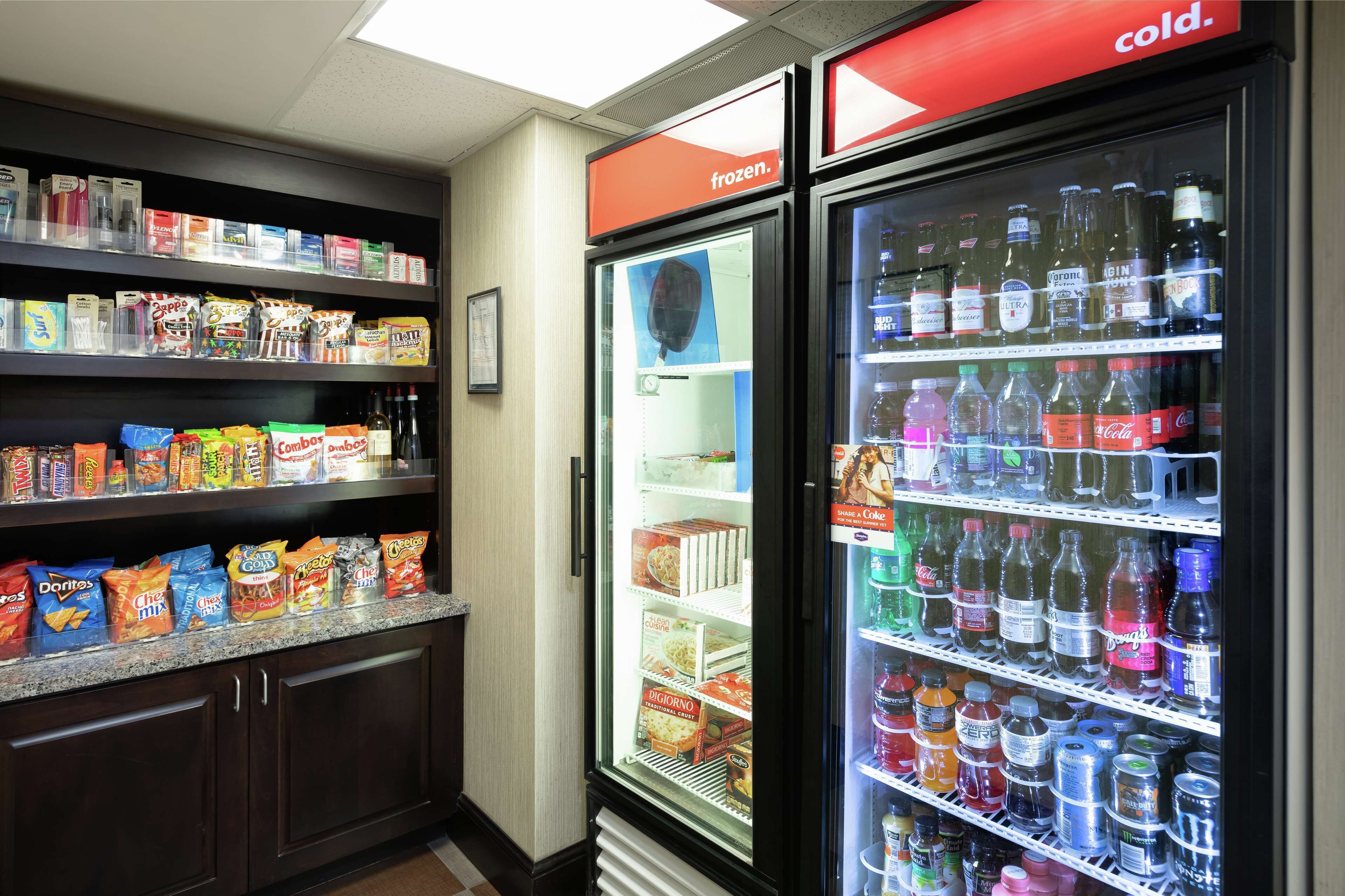 Un distributeur automatique de collations et de boissons.