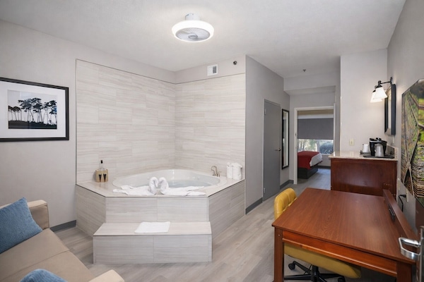 Deluxe Suite, 1 Bedroom, Non Smoking | Premium bedding, down comforters, pillowtop beds, desk
