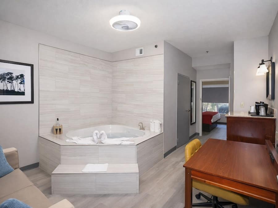 Suíte luxo, 1 quarto, para não fumantes | Roupas de cama premium, edredons de pluma, camas com colchões pillow-top