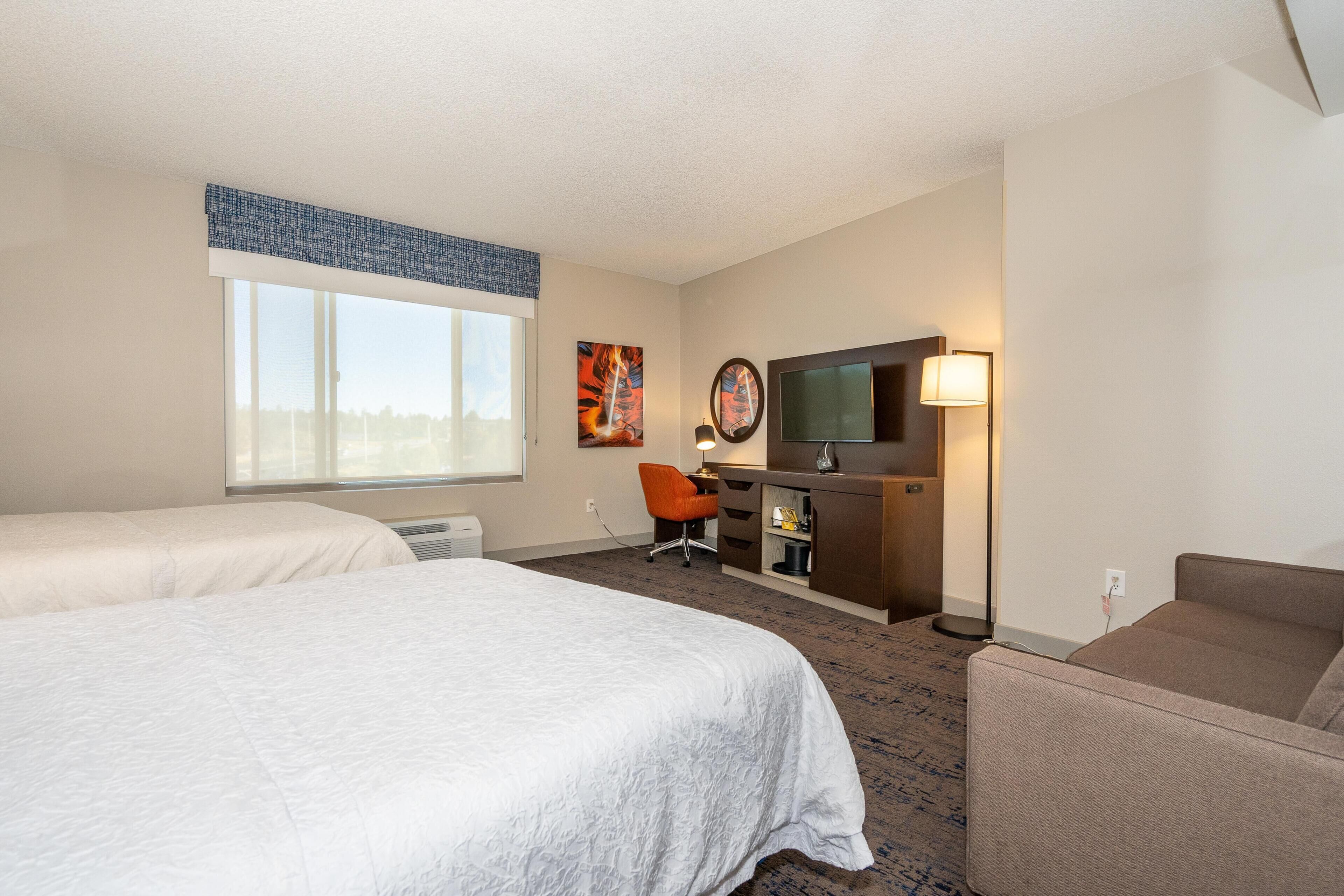 Deluxe Room, Multiple Beds, Refrigerator | Living area