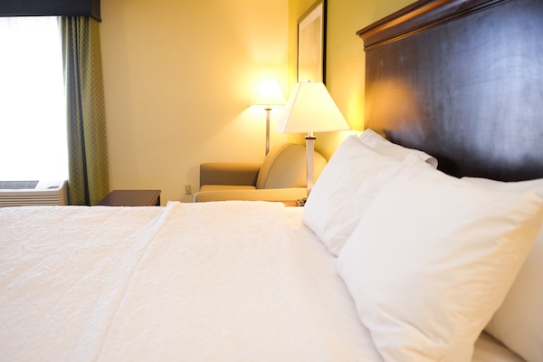 Escritorio, espacio para trabajar con laptop y cortinas blackout