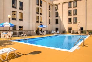 Piscine extérieure en saison