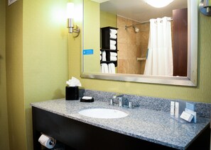 Combined shower/bathtub, free toiletries, hair dryer, towels