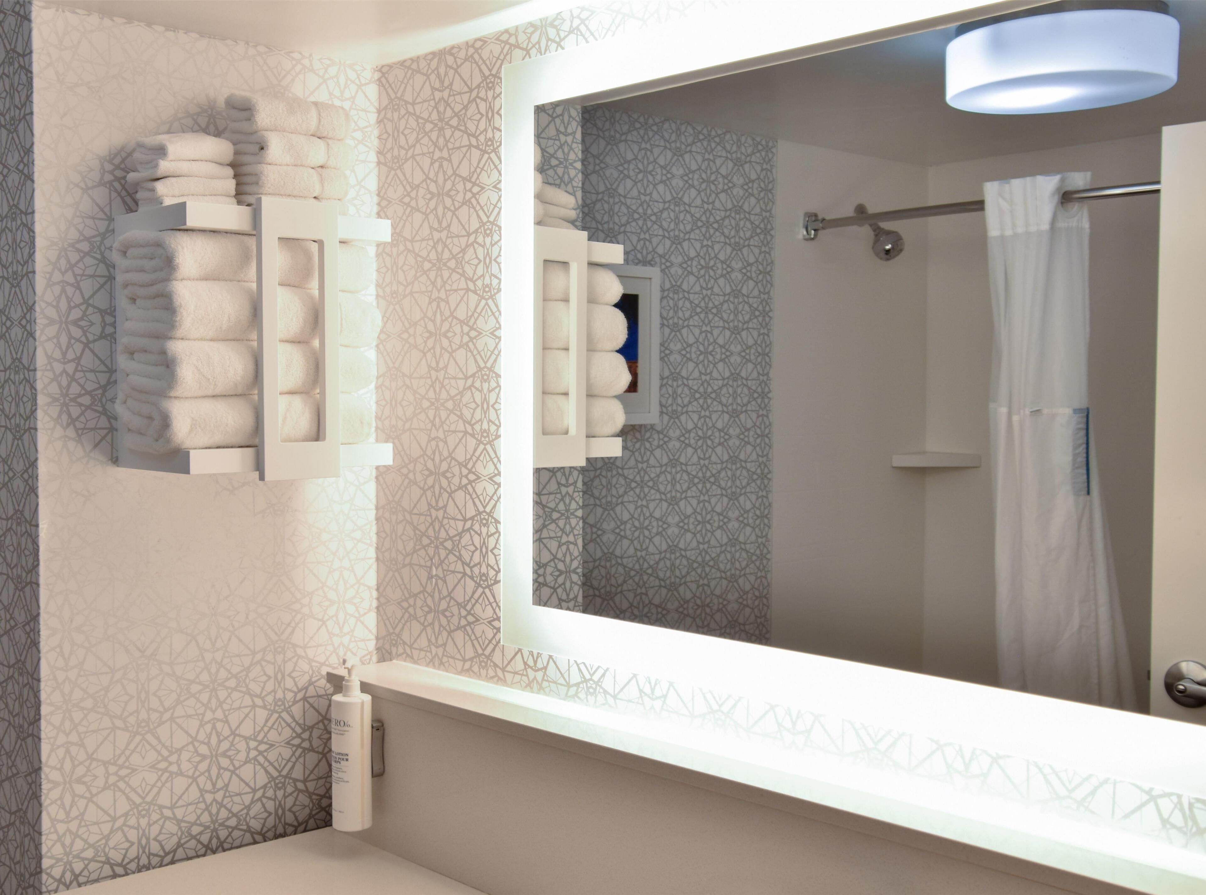 Zimmer, 2 Queen-Betten, Nichtraucher (Peloton) | Badezimmer | Duschwanne, kostenlose Toilettenartikel, Haartrockner, Handtücher
