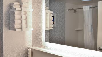 Zimmer, 2 Queen-Betten, Nichtraucher (Peloton) | Badezimmer | Duschwanne, kostenlose Toilettenartikel, Haartrockner, Handtücher